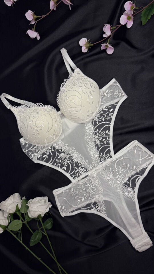 WHITEBODY DESTEKLİ KAPALI GÖĞÜS BODYSUİT