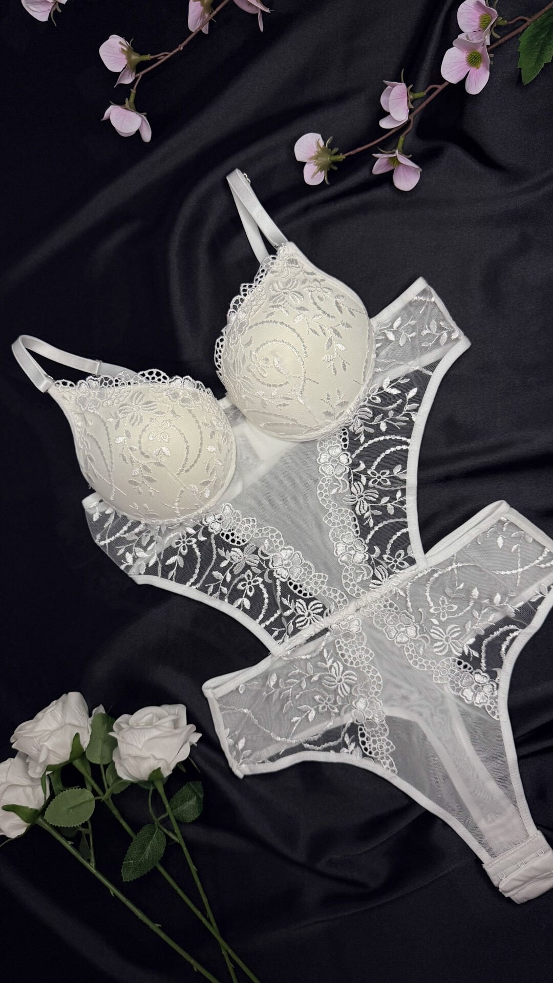 WHITEBODY DESTEKLİ KAPALI GÖĞÜS BODYSUİT
