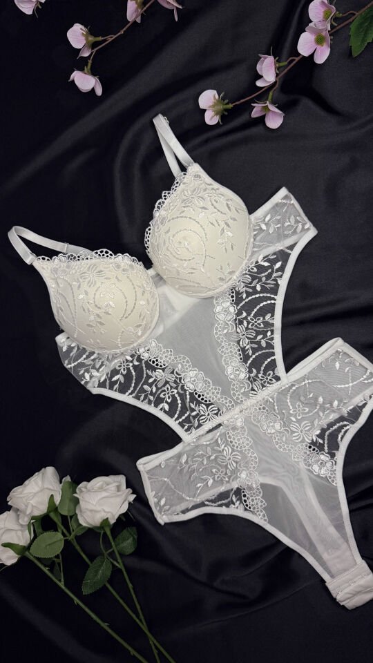 WHITEBODY DESTEKLİ KAPALI GÖĞÜS BODYSUİT